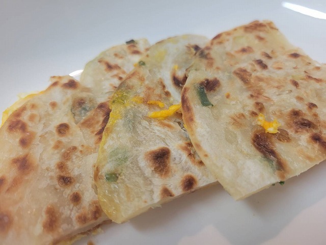 日本で見つけた台湾シリーズ：業務スーパーの冷凍食品「葱抓餅」を作ってみた_b0182708_07292566.jpg