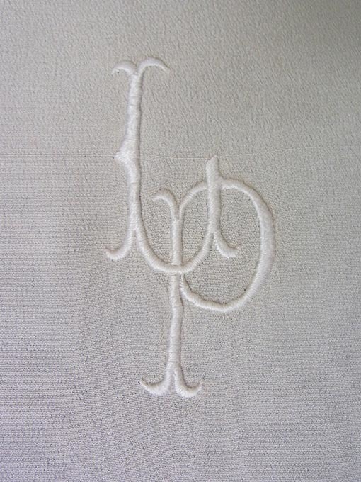 Sodl- N.0819 絹のクラヴァット 手刺繍モノグラム「L」「P