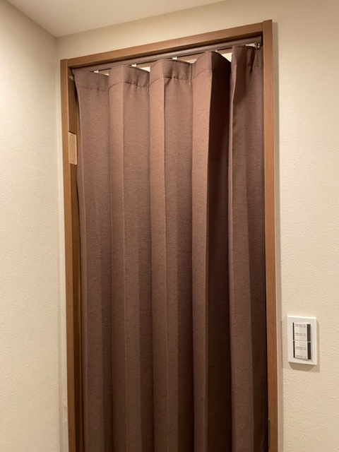トイレの間仕切りに『川島織物セルコン』の『パタパタカーテン』を納めました　by interior styling of bright_c0157866_23521586.jpg