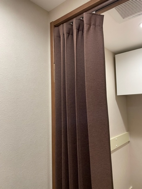トイレの間仕切りに『川島織物セルコン』の『パタパタカーテン』を納めました　by interior styling of bright_c0157866_23523656.jpg