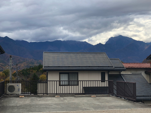 雲、雨が降り出す。快晴だった朝、嘘のような変わりようだ。_d0338282_17295914.jpg