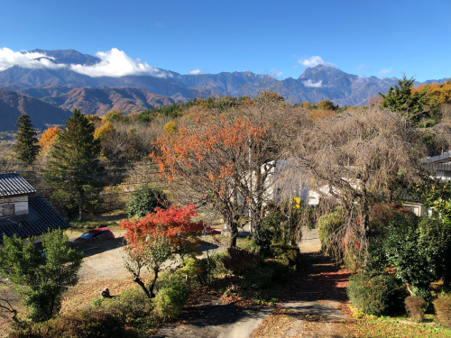 甲斐駒ヶ岳が薄化粧、アサヨ峰も。雪☃️の季節がせまってます。</div>_d0338282_09083963.jpg
