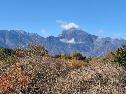 甲斐駒ヶ岳が薄化粧、アサヨ峰も。雪☃️の季節がせまってます。</div>_d0338282_09084094.jpg