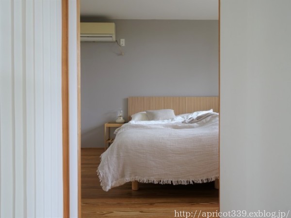 寝室の模様替え　IKEAのサイドテーブルとテーブルランプ_c0293787_16095623.jpg