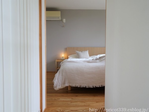 寝室の模様替え　IKEAのサイドテーブルとテーブルランプ_c0293787_16160741.jpg