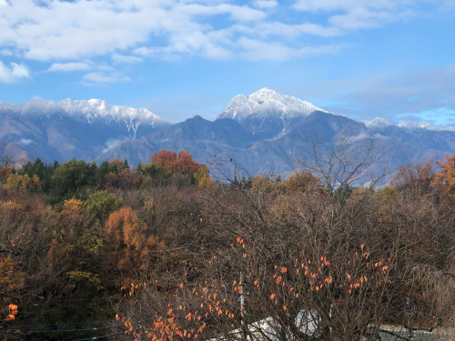 雪がふりました。甲斐駒ヶ岳も半分白くなりました。_d0338282_12201536.jpg
