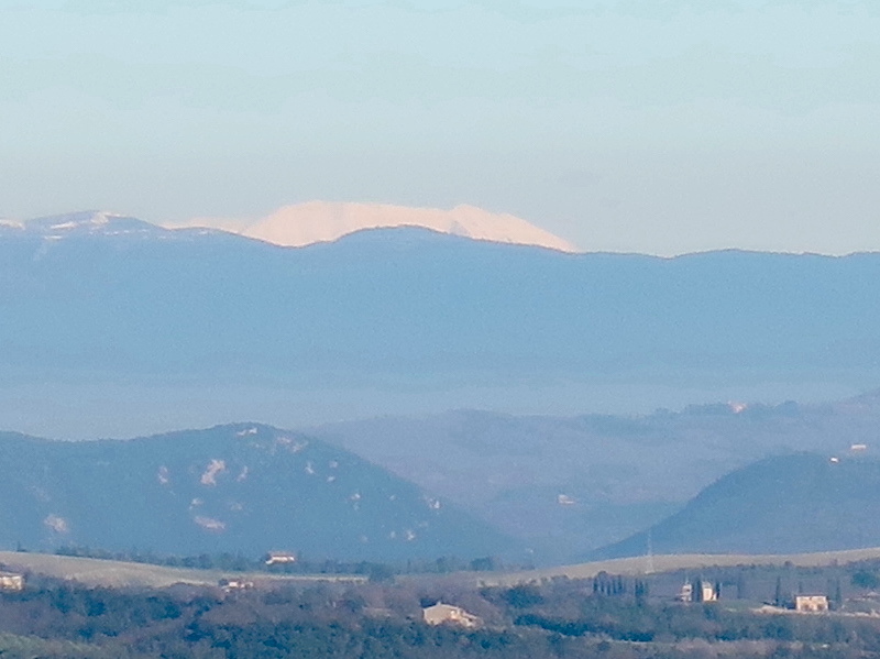 雪頂くシビッリーニ山脈をオルヴィエートに望む_f0234936_05430317.jpeg