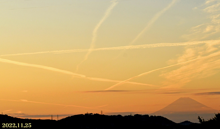 富士山上空にバツ印 『自宅から90km先の富士2022』_d0251161_09254151.jpg