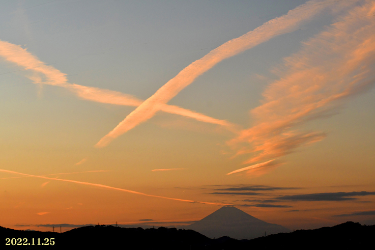 富士山上空にバツ印 『自宅から90km先の富士2022』_d0251161_09254427.jpg