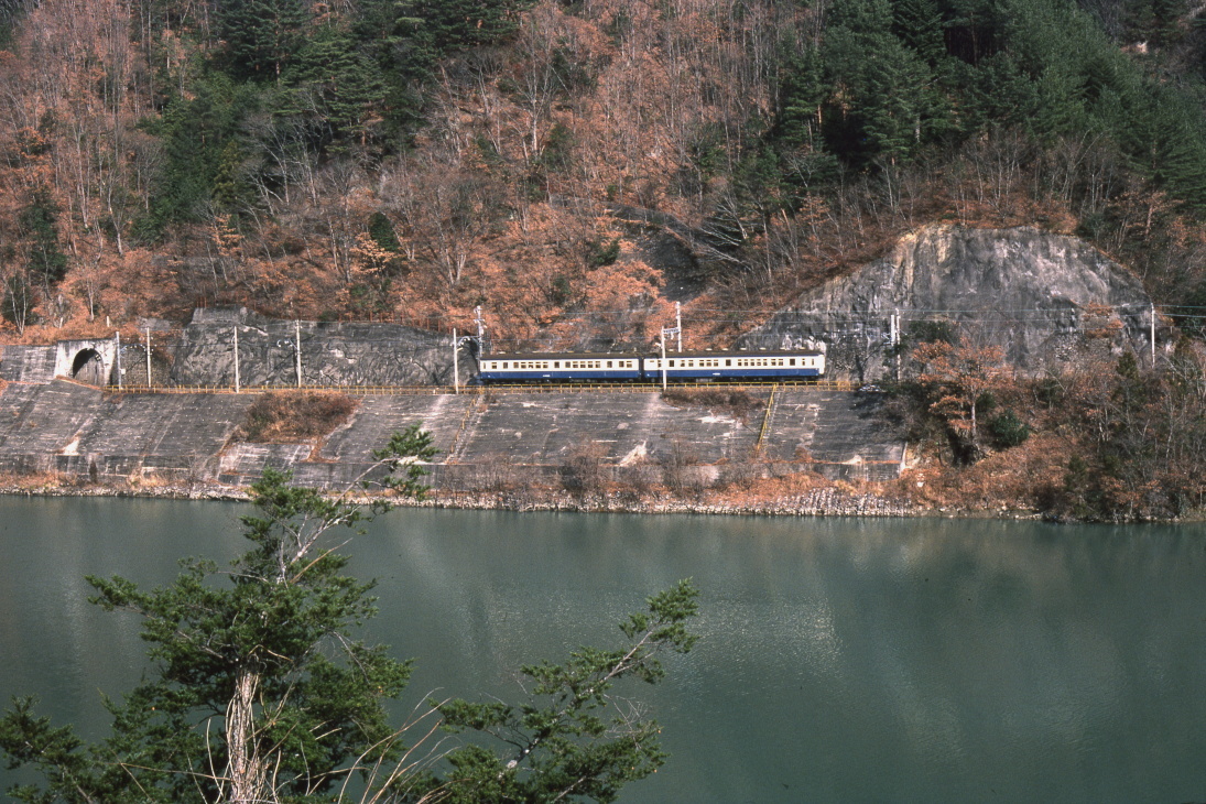 碧の天竜川に青と白の電車　- 1982年・飯田線 - - ねこの撮った汽車