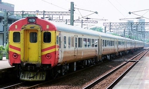 台湾鉄路管理局 EMU100_e0030537_21323550.jpg