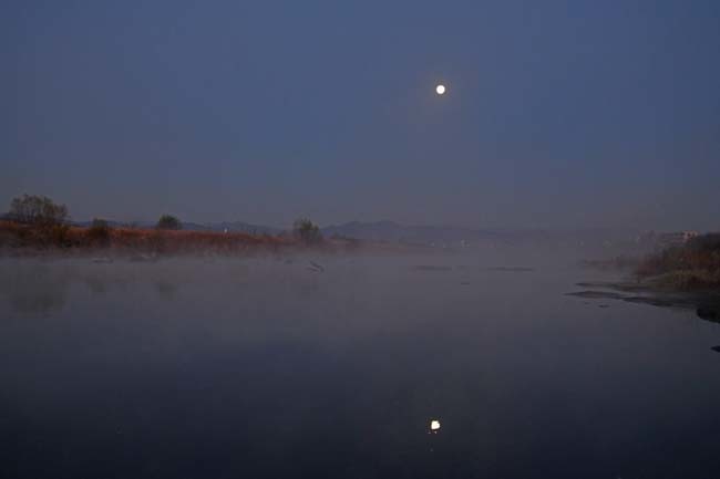 多摩川の川霧と満月_f0173596_10464012.jpg
