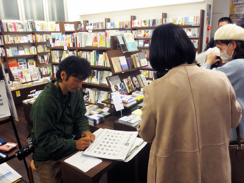  ■「いつも 半分しかわからない 残りの半分は その時が来ないと わからない」加藤典洋詩、そして週替わりの夕暮れ［12/7-11］_d0190217_22012777.jpg