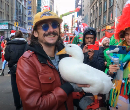 今、ニューヨークで一番有名なアヒルのリンクルくん（”Wrinkle the Duck”）に、サンタコンで遭遇_b0007805_22273755.jpg