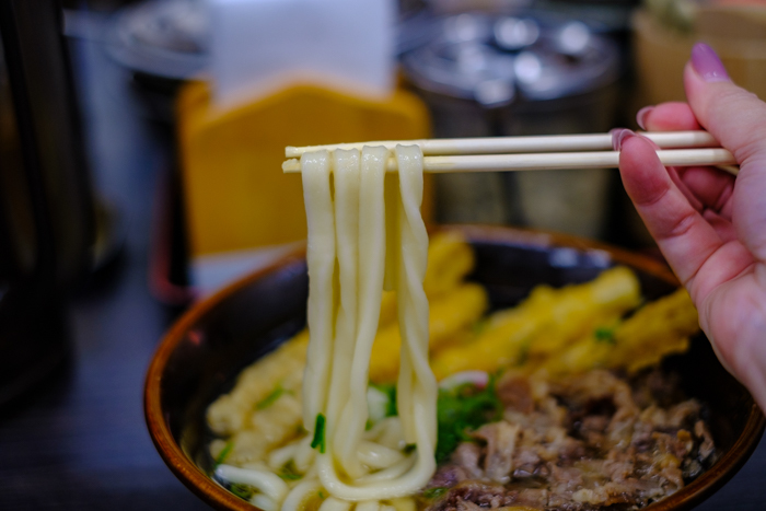 「北九州・小倉　資さんうどんの肉ごぼう天うどん＆ぼた餅」_a0000029_10112107.jpg