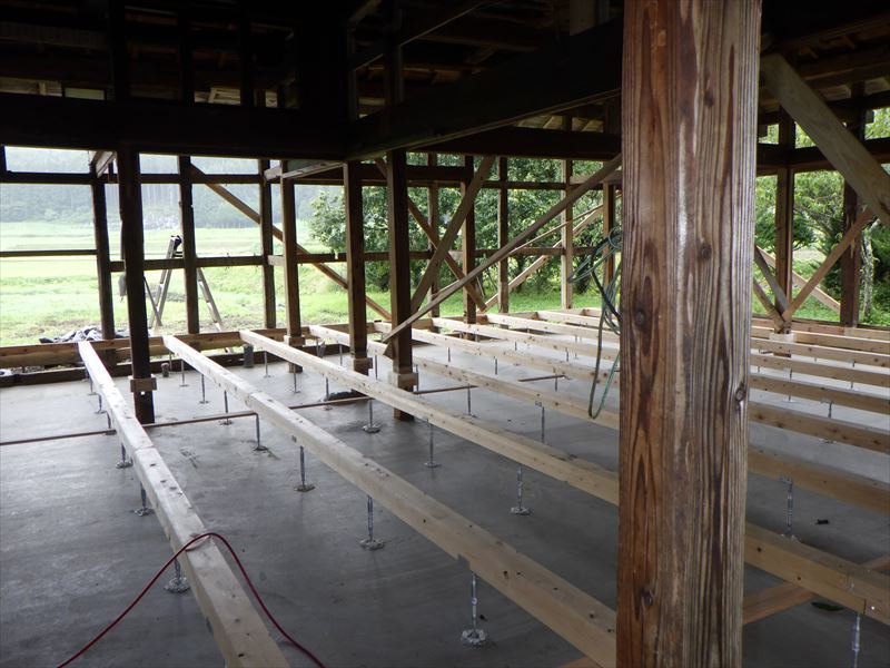 遠野　古民家改修工事　床下地の改修作業が進みます。_f0105112_04294963.jpg