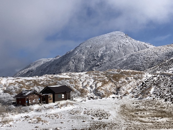 雪景色の九重・・・氷結の御池と中岳_e0164643_15243212.jpg