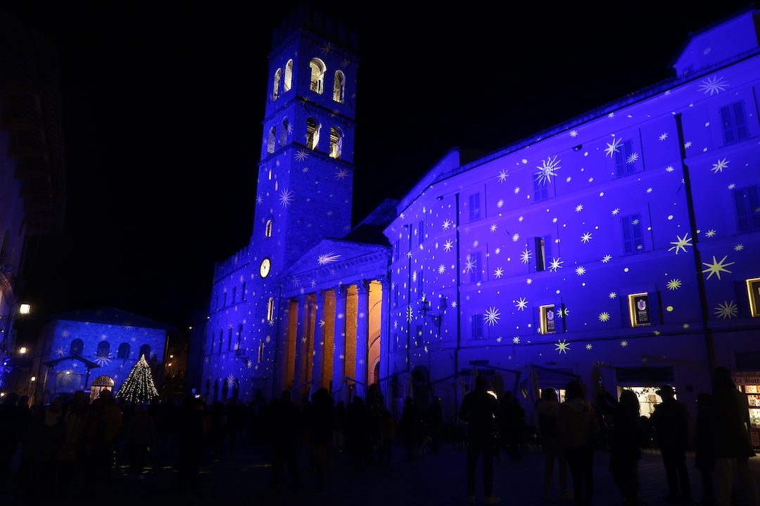 アッシジの聖堂 生誕場面彩り 光の雪 広場に降りしきる_f0234936_23490300.jpg