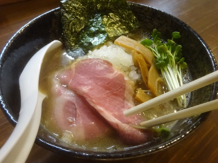 【 もつ煮と煮干しそばの店　真也食堂 】　激ウマもつ煮丼は昼に。サックリうまい煮干しそばは夜に。　年越しや今年最後の一杯ならこういうラーメンで締めくくるのがいいんだよ♪_d0396298_00283665.jpg