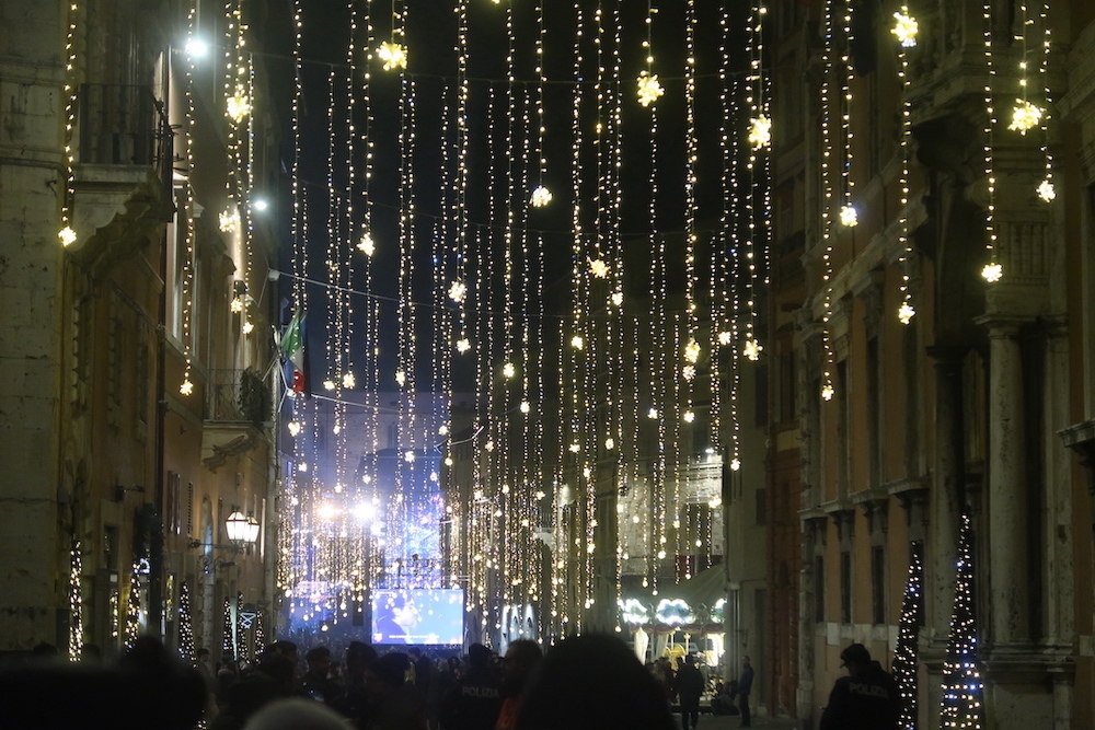 カウントダウンで新年を迎え祝うイタリア 年越し番組 今年はペルージャ中心街で収録、World Voice 連載_f0234936_23480701.jpg