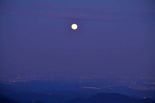 御岳山から見た満月_f0173596_21195173.jpg