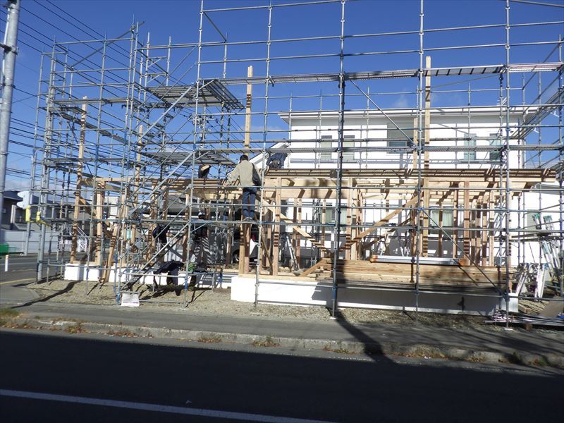 盛岡市青山「マチカドノイエ」現場での建て方作業開始です！_f0105112_04533835.jpg