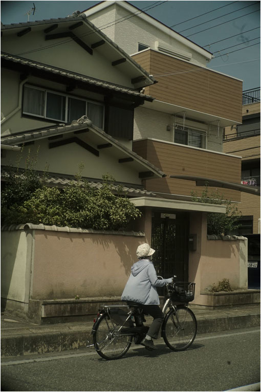 995 颯爽 (2022年9月15日キネタール50㎜F1.8が奈良町を肩で風切る風格で）フーム、さすが！_c0168172_22345197.jpg