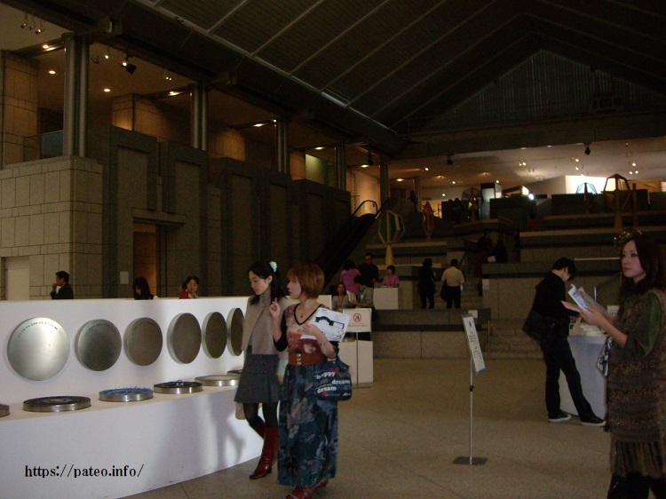 横浜市横浜美術館　巨大で美しい内部仕上げ！_a0214329_19474921.jpg