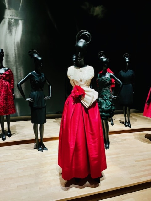 ディオール展　美しいドレスの数々から　1_f0143227_18052854.jpeg