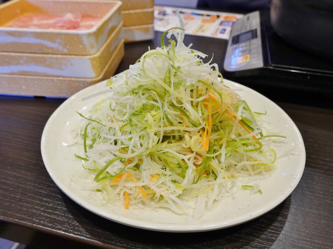 自分好みにカスタマイズできるたれ&薬味で無限の美味しさ。ネギたっぷりの香味野菜はファンも多いしゃぶ葉さんの代表料理｜『しゃぶ葉 金沢八日市店』（金沢市八日市出町）_f0378154_15395672.jpg