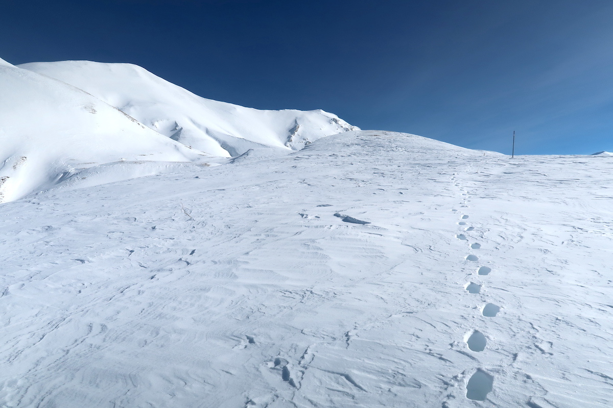 雪山を登れば下方にカステッルッチョと高原 一面の銀世界、シビッリーニ山脈_f0234936_07181746.jpg