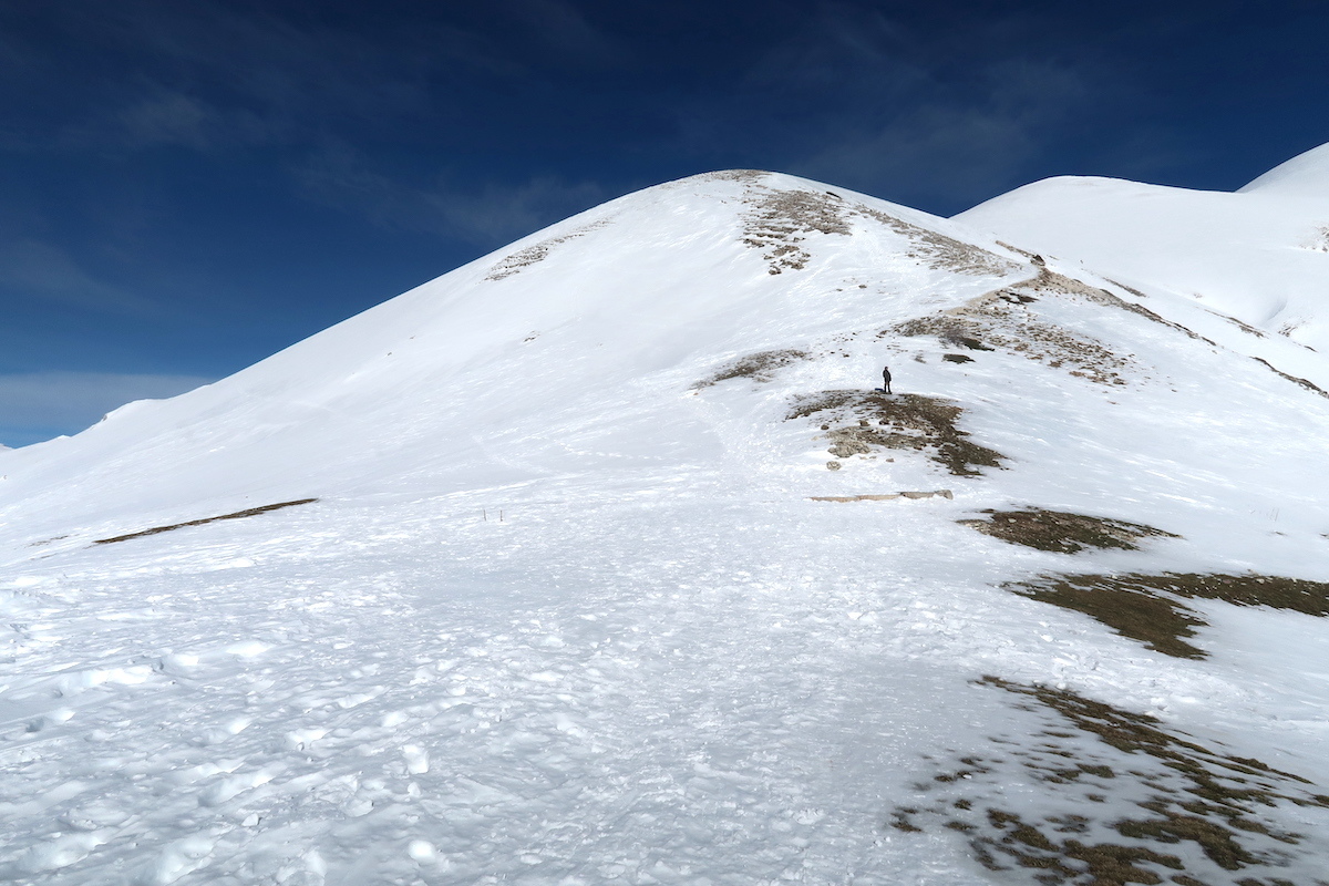 雪山を登れば下方にカステッルッチョと高原 一面の銀世界、シビッリーニ山脈_f0234936_07243288.jpg