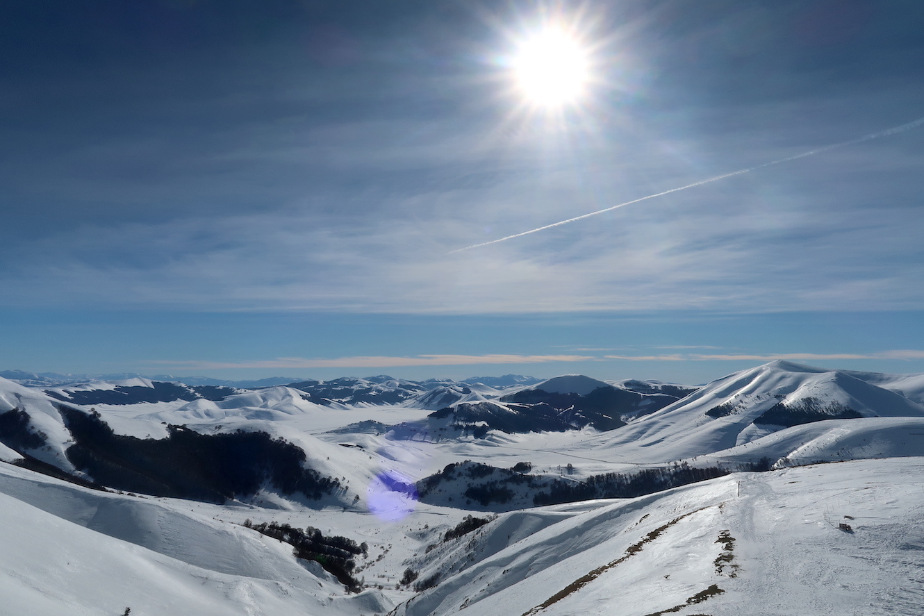 雪山を登れば下方にカステッルッチョと高原 一面の銀世界、シビッリーニ山脈_f0234936_07420145.jpg