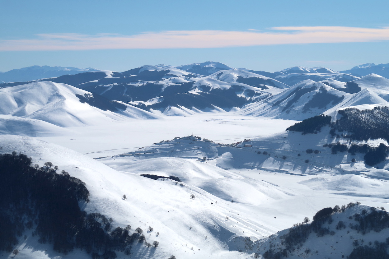 雪山を登れば下方にカステッルッチョと高原 一面の銀世界、シビッリーニ山脈_f0234936_07425762.jpg