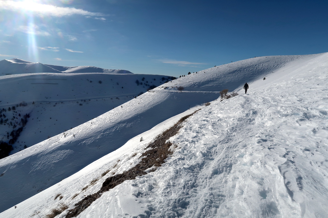 雪山を登れば下方にカステッルッチョと高原 一面の銀世界、シビッリーニ山脈_f0234936_07451822.jpg