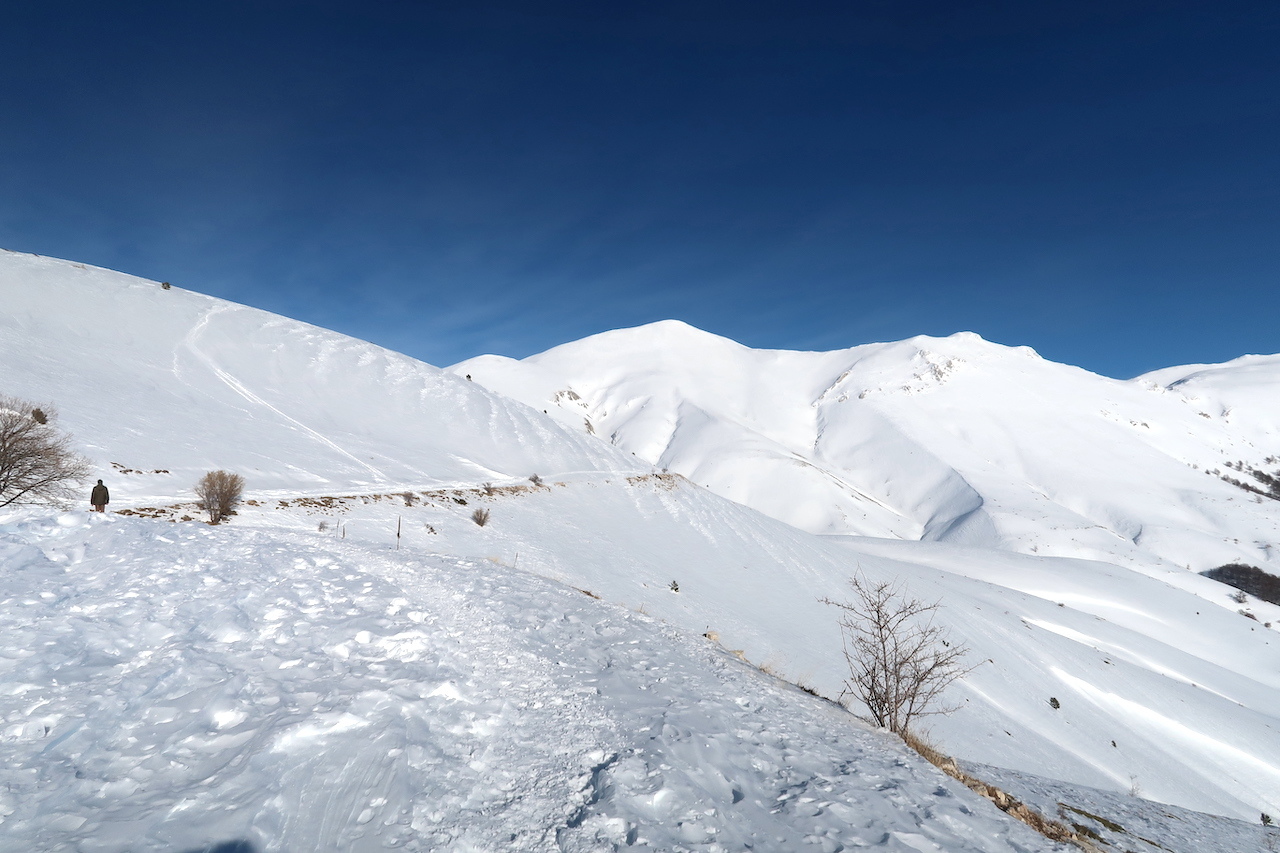 雪山を登れば下方にカステッルッチョと高原 一面の銀世界、シビッリーニ山脈_f0234936_08005153.jpg