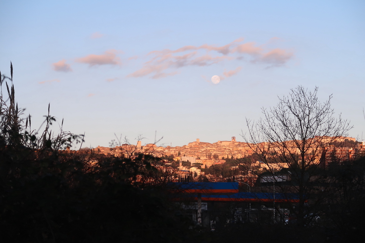 夕色に染まる町に昇る月きれい 冬のペルージャ_f0234936_07034043.jpg