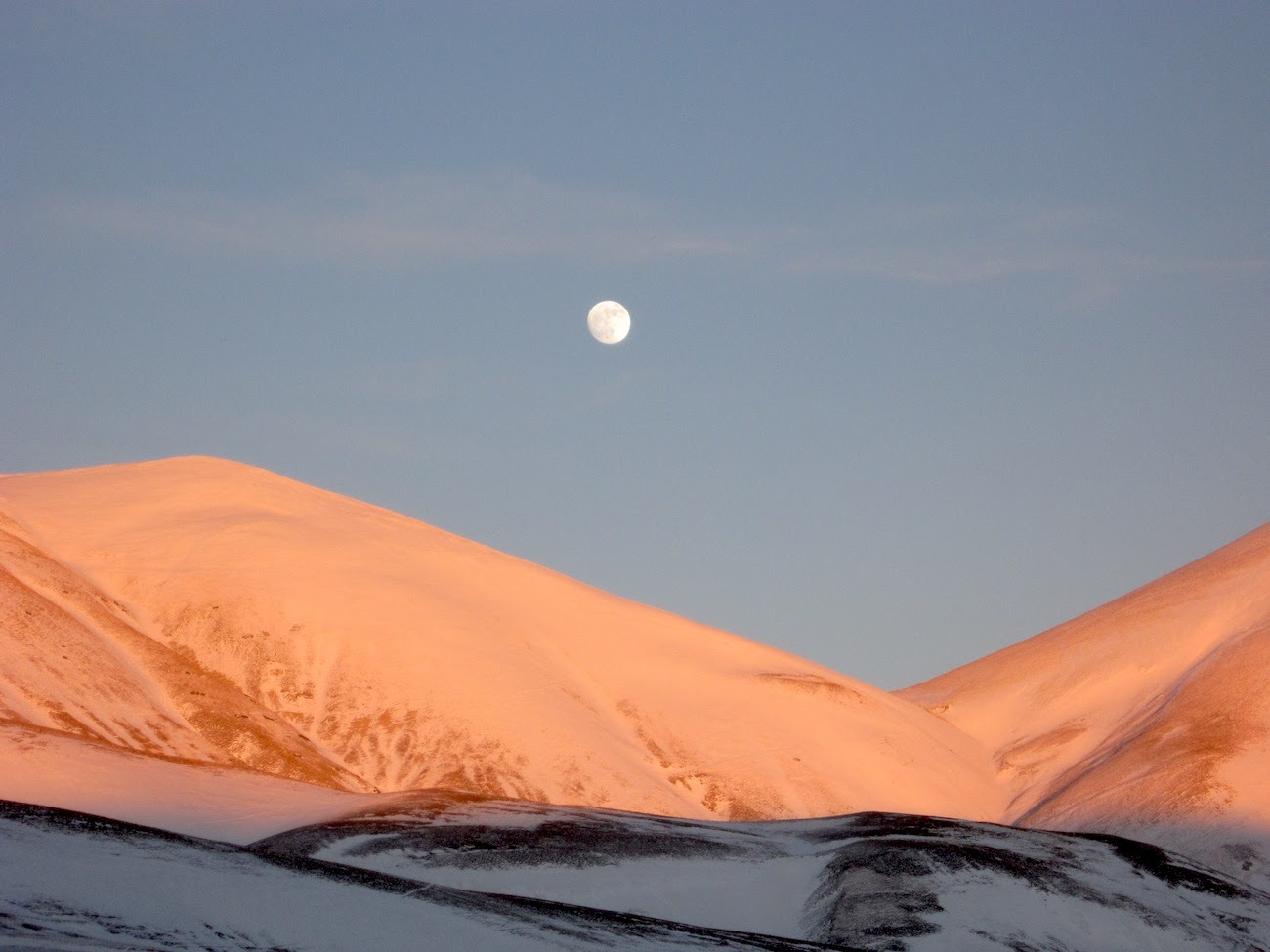 夕色に染まる町に昇る月きれい 冬のペルージャ_f0234936_08012953.jpg
