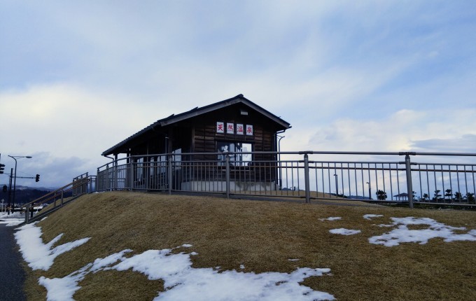 温泉足湯に浸かりながら富山の海を眺め、雪深い山村に戻る_d0265607_17572677.jpg