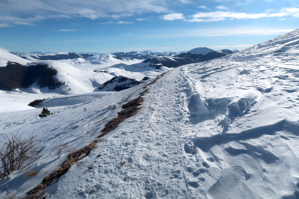 雪山に不思議な薄い氷の層フィルムクラストか シビッリーニ山脈_f0234936_21560054.jpg