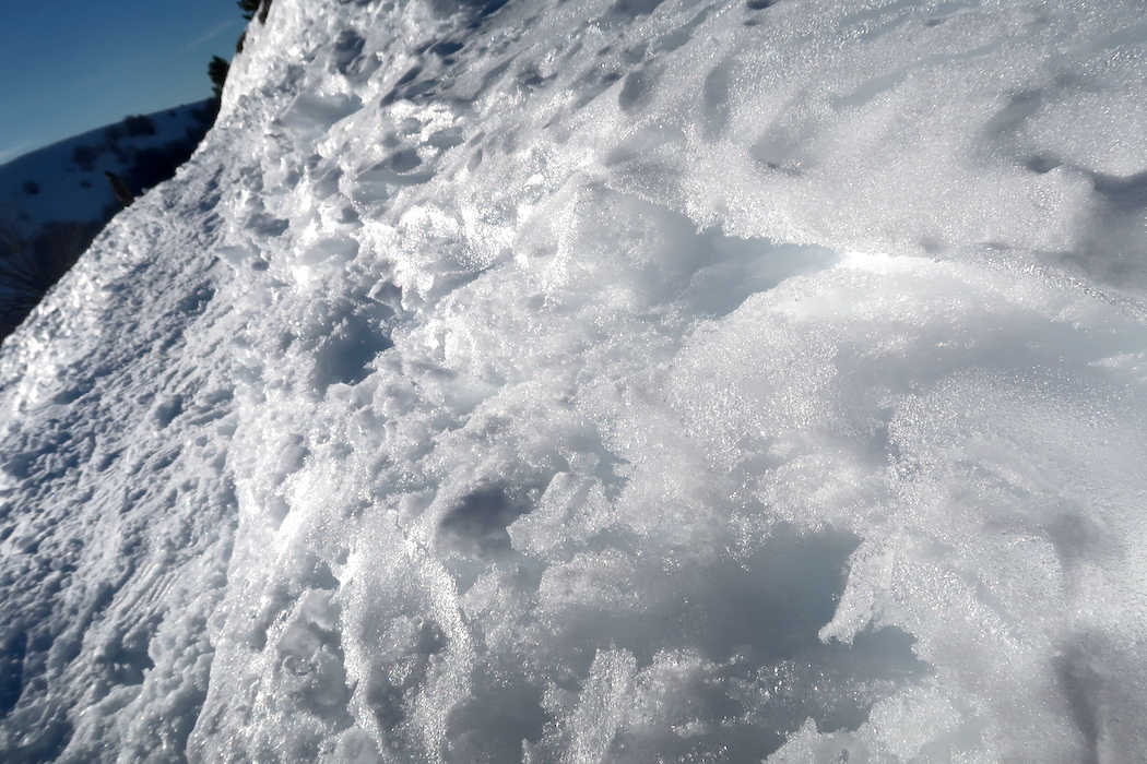 雪山に不思議な薄い氷の層フィルムクラストか シビッリーニ山脈_f0234936_22070546.jpg