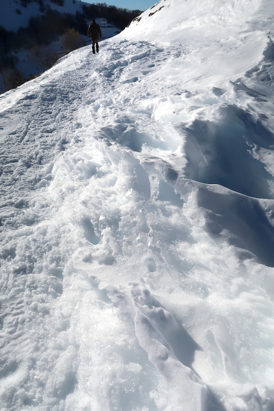 雪山に不思議な薄い氷の層フィルムクラストか シビッリーニ山脈_f0234936_22384565.jpg