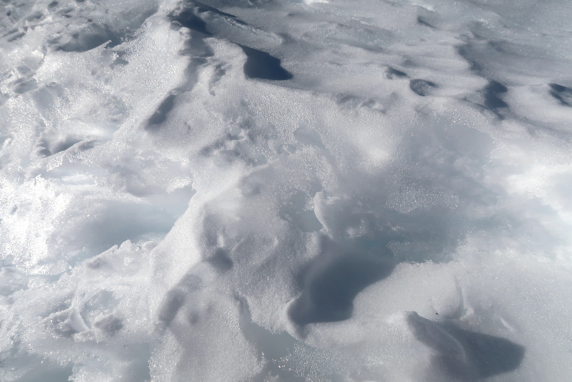 雪山に不思議な薄い氷の層フィルムクラストか シビッリーニ山脈_f0234936_22444040.jpg