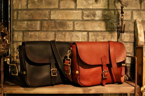 「VASCO」 経年変化も楽しめる \"LEATHER POSTMAN SHOULDER BAG SMALL\" (VS-249L) ご紹介_f0191324_08244753.jpg