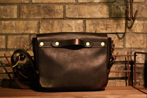 「VASCO」 経年変化も楽しめる \"LEATHER POSTMAN SHOULDER BAG SMALL\" (VS-249L) ご紹介_f0191324_08261011.jpg