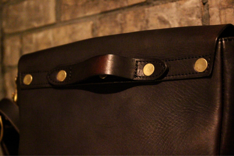 「VASCO」 経年変化も楽しめる \"LEATHER POSTMAN SHOULDER BAG SMALL\" (VS-249L) ご紹介_f0191324_08262765.jpg