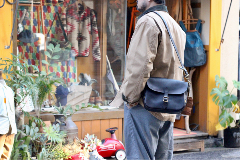 「VASCO」 経年変化も楽しめる \"LEATHER POSTMAN SHOULDER BAG SMALL\" (VS-249L) ご紹介_f0191324_08263496.jpg