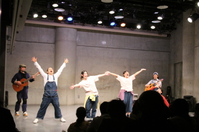 「日本文化大発見」多彩な芸で賑やかな舞台となった「リンゴ企画」_d0178431_20120639.jpg