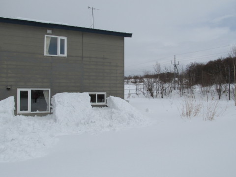 屋根から落ちてきた雪で食堂の窓が！_d0072917_12433367.jpg