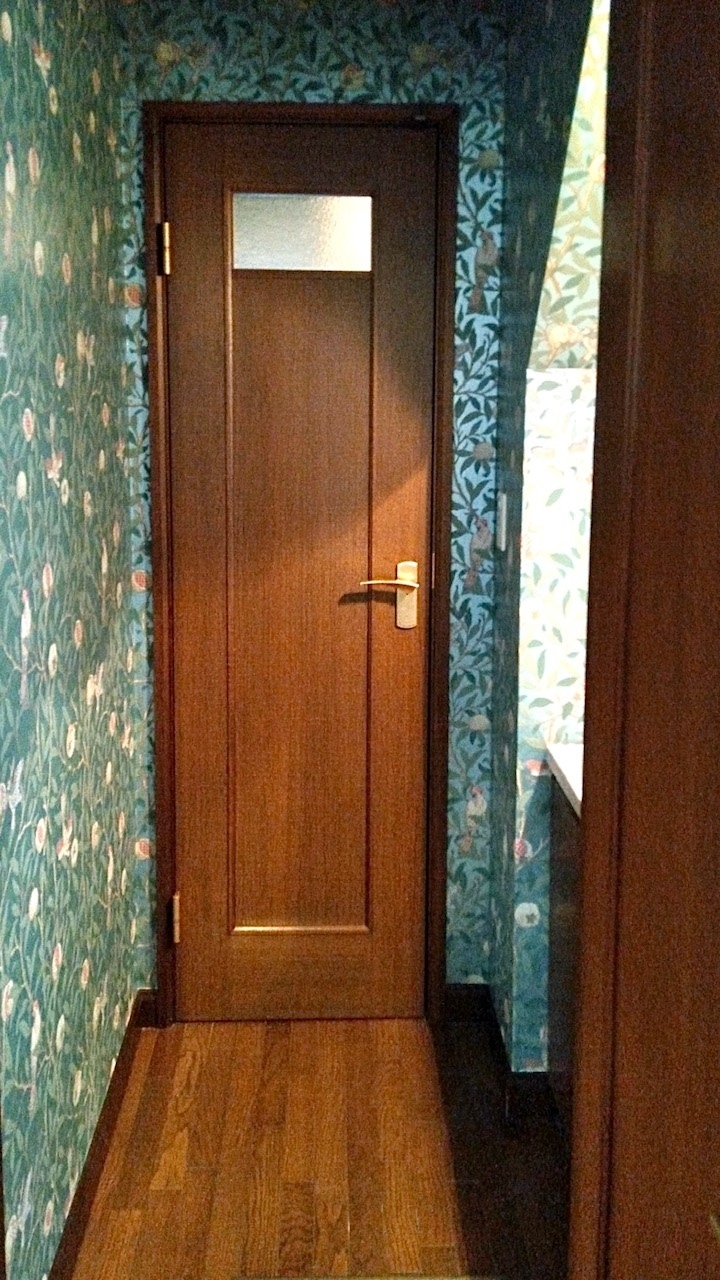 トイレの壁紙を『モリス』の『バード＆ポムグラナット（鳥とざくろ）』で張り替えさせて頂きました　by interior styling of bright_c0157866_21092189.jpg